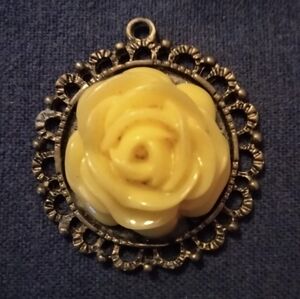 3 for💲25🌟pre-owned rose rosette flower pendant aged brassy metal